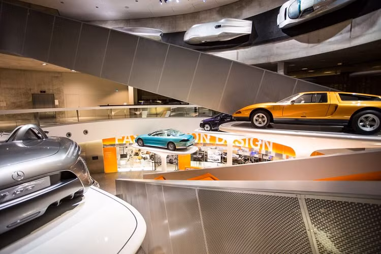 Có vẻ hãng xe Đức đã dựa theo màn hình của F 200 để tạo ra "siêu màn hình" Hyperscreen trên những chiếc Mercedes hiện đại ngày nay, bao gồm mẫu xe Mercedes-Benz EQS 2022 - phiên bản thuần điện của S-Class.