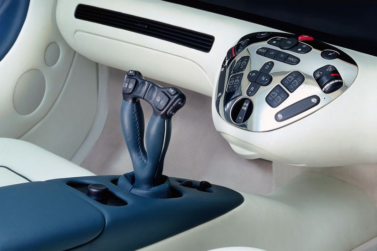 Để đáp ứng được những điều trên, Mercedes-Benz F200 concept được trang bị màn hình khổng lồ trải dài táp-lô gồm cụm đồng hồ đo kỹ thuật số, máy tính thông minh, camera chiếu hậu, hệ thống định vị, radio, đầu đĩa CD và DVD, điện thoại.