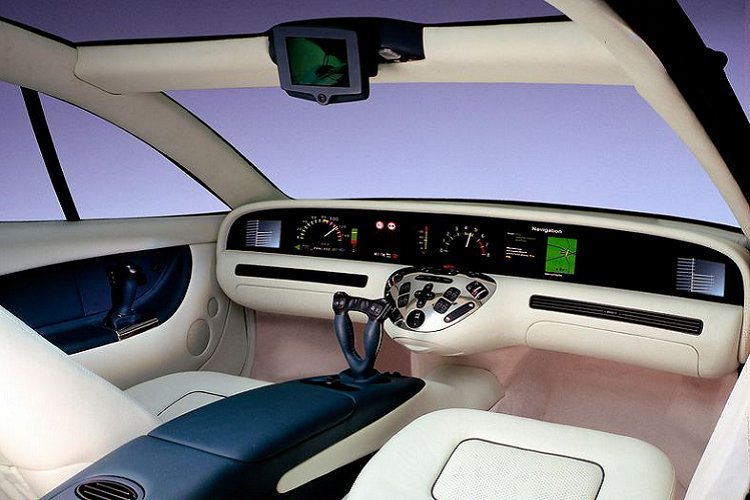 Màn hình của Mercedes-Benz F200 này cũng có thể kết nối mạng cho phép các ông chủ hoàn thành giao dịch từ xa. Ngoài ra, F200 còn đi kèm tính năng kiểm soát khung gầm chủ động, nhận dạng giọng nói, kính trong / mờ chỉ bằng một nút chạm...