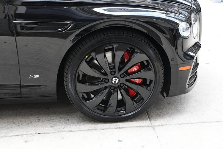 Bentley Flying Spur của doanh nhân Đức Huy thuộc phiên bản V8 First Edition, xe có ngoại thất sơn màu đen cùng với đó là các chi tiết còn lại cũng được xử lý với tông màu tối, 1 tùy chọn mà hãng xe siêu sang Anh quốc đưa ra cho các khách hàng không muốn các chi tiết mạ crôm thông thường. Bên trong khoang lái xe cũng được chọn màu đen làm tông chủ đạo.