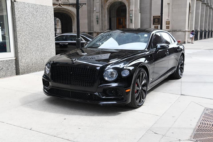 Hiện không rõ giá xe Bentley Flying Spur 2021 mới của doanh nhân Đức Huy là bao nhiêu, chỉ biết rằng, xe chính hãng được bán ra từ hơn 18 tỷ đồng và phiên bản đặc biệt đầy đủ các tuỳ chọn sẽ không dưới 30 tỷ đồng khi lăn bánh. Chiếc xe Bentley của chồng cũ Lệ Quyên được đặt mua từ một công ty nhập khẩu tư nhân nên mắc giá sẽ rẻ hơn nhiều so với chính hãng. 