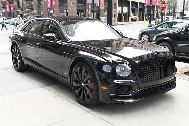 Như vậy, sau gần 4 tháng chờ đợi, cuối cùng, chiếc xe siêu sang Bentley của chồng cũ Lệ Quyên cũng đã về đến Việt Nam và làm xong các thủ tục thông quan để xuất hiện trên đường phố của thành phố Thủ Đức, TP.HCM.