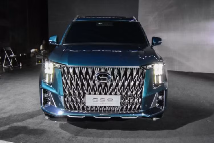 Di chuyển ra phía sau, GAC Trumpchi GS8 2022 sở hữu cụm đèn hậu được thiết kế hình chữ “H” độc đáo, nằm dọc và kéo dài phía đuôi xe, phía dưới là đôi ống xả cỡ lớn. GAC Trumpchi GS8 2022 phiên bản hybrid lại sở hữu thiết kế khác biệt. Trumpchi GS8 Hybrid 2022 sở hữu lưới tản nhiệt bản to kéo dài hết phần cản trước, đi kèm mắt lưới được GAC miêu tả là vảy rồng.