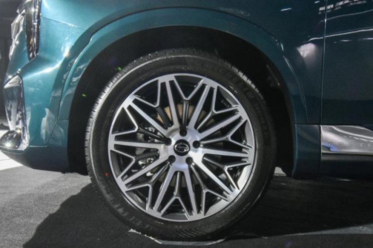 Thân xe của GAC Trumpchi GS8 2022 được thiết kế phẳng, không có những đường gân nổi nhằm đem lại dáng vẻ khỏe khoắn, mạnh mẽ như trên chiếc SUV hạng sang mặc dù được đánh giá là khá giống Cadillac XT4. GS8 2022 có tay nắm cửa được thiết dạng nổi. Cửa sổ cỡ lớn cùng cột màu đen khiến nóc của chiếc Trumpchi GS8 như đang “lơ lửng” ra khỏi thân xe.