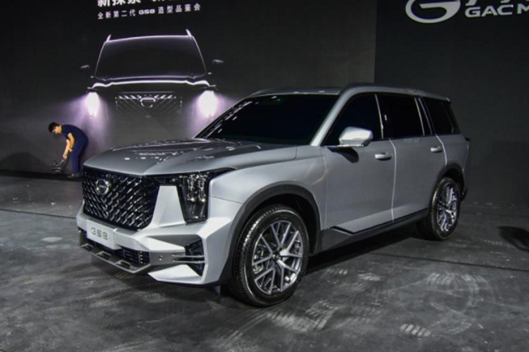 Phần đầu xe được thiết kế táo bạo hơn trước với lưới tản nhiệt cỡ lớn, mắt lưới được mạ crôm vát chéo chụm lại với nhau tạo thành chữ “V”. Bên cạnh đó là cụm đèn pha LED tái thiết kế được kéo dài xuống cản trước. Dải đèn LED định vị ban ngày và cản trước cũng được tinh chỉnh lại mang tới cái nhìn thể thao hơn.