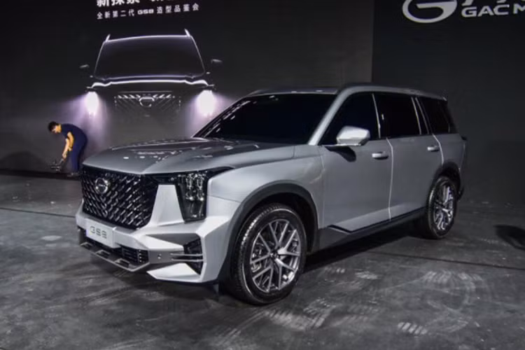 Phần đầu xe được thiết kế táo bạo hơn trước với lưới tản nhiệt cỡ lớn, mắt lưới được mạ crôm vát chéo chụm lại với nhau tạo thành chữ “V”. Bên cạnh đó là cụm đèn pha LED tái thiết kế được kéo dài xuống cản trước. Dải đèn LED định vị ban ngày và cản trước cũng được tinh chỉnh lại mang tới cái nhìn thể thao hơn.