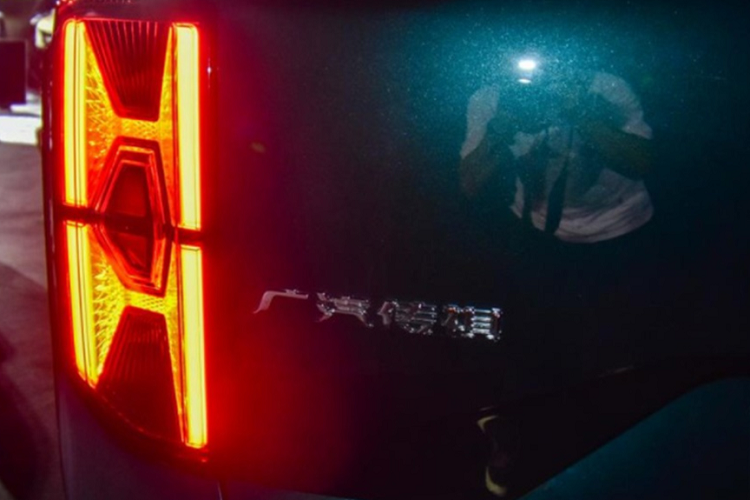 Trong khi đó, GAC Trumpchi GS8 2022 phiên bản xăng sử dụng động cơ 4 xi-lanh, tăng áp, dung tích 2.0L, sản sinh sức mạnh tối đa 251 mã lực và mô-men xoắn cực đại 400 Nm, kết hợp với hộp số tự động 8 cấp.