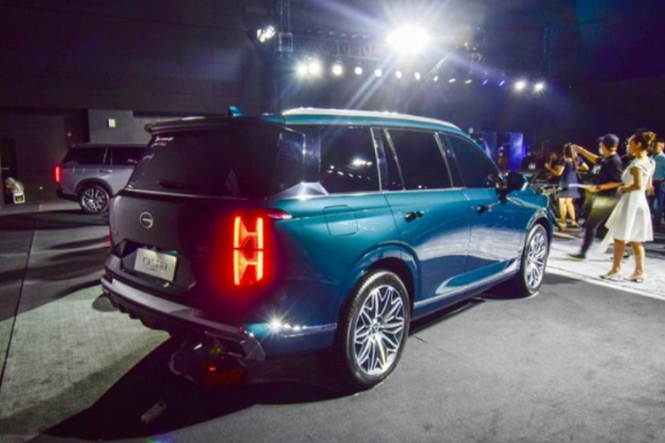 Ngoài ra, nẹp mạ crôm nối với 2 ống xả phía sau xe là trang bị trên bản thường không có. Hốc đèn sương mù của GS8 Hybrid cũng được thiết kế khác.