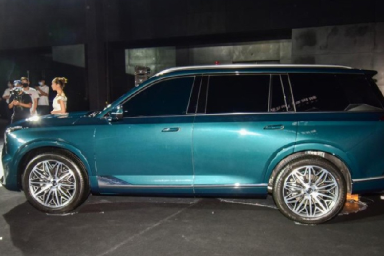 Về trang bị an toàn, GAC Trumpchi GS8 2022 sở hữu một số tính năng như: hệ thống hỗ trợ đỗ xe từ xa, hệ thống tự động lái cấp độ 2, túi khí bên sườn dành cho cả hàng ghế thứ ba và hệ thống camera 540 độ hiển thị cả hình ảnh bên dưới gầm xe