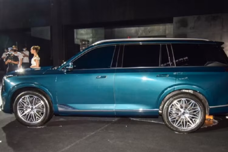 Về trang bị an toàn, GAC Trumpchi GS8 2022 sở hữu một số tính năng như: hệ thống hỗ trợ đỗ xe từ xa, hệ thống tự động lái cấp độ 2, túi khí bên sườn dành cho cả hàng ghế thứ ba và hệ thống camera 540 độ hiển thị cả hình ảnh bên dưới gầm xe