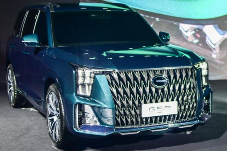 Về ngoại thất, GS8 2022 gần như “lột xác” so với thế hệ cũ khi sở hữu thiết kế ấn tượng, mạng đậm nét tương lai. Tuy nhiên, thiết kế của GAC Trumpchi lại bị đánh giá là khá giống với SUV hạng sang Cadillac XT4.