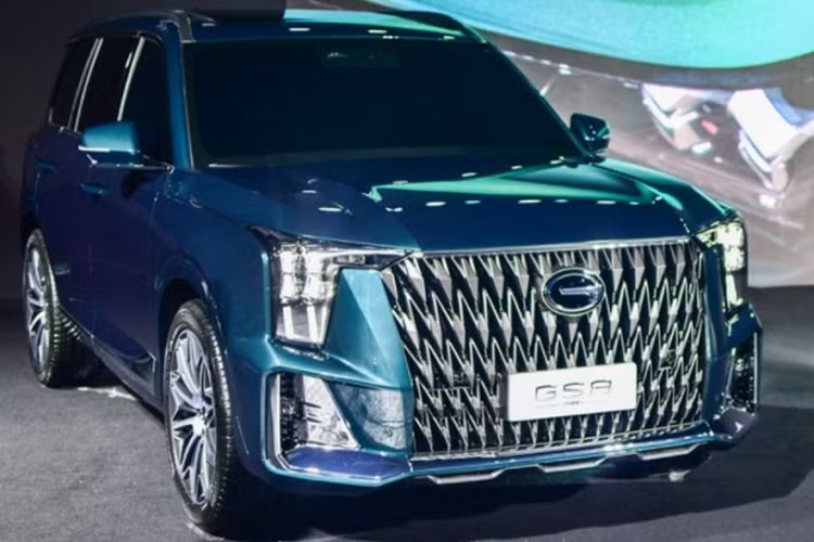 Về ngoại thất, GS8 2022 gần như “lột xác” so với thế hệ cũ khi sở hữu thiết kế ấn tượng, mạng đậm nét tương lai. Tuy nhiên, thiết kế của GAC Trumpchi lại bị đánh giá là khá giống với SUV hạng sang Cadillac XT4.