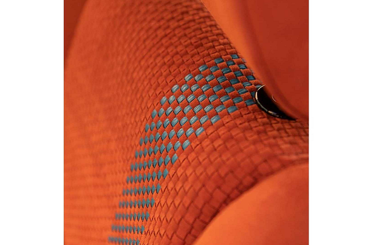 Ngay cả những chiếc vòng đệm giữ ghế xe cũng được hoàn thiện bằng đồng. Tuy nhiên, cần số xe dường như không có thay đổi gì, còn vô lăng thì được bọc da lộn màu đen.