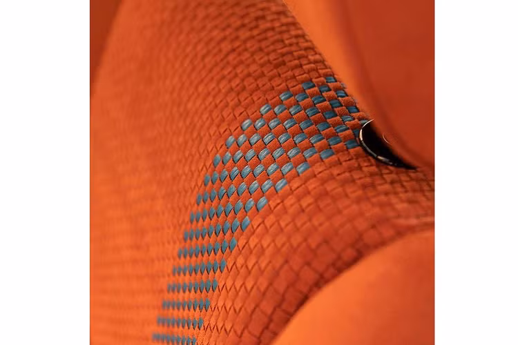 Ngay cả những chiếc vòng đệm giữ ghế xe cũng được hoàn thiện bằng đồng. Tuy nhiên, cần số xe dường như không có thay đổi gì, còn vô lăng thì được bọc da lộn màu đen.