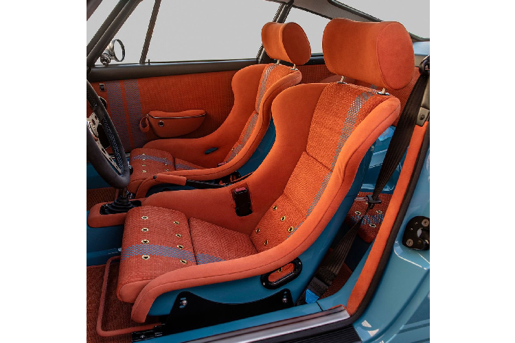 Động cơ này hoạt động phối hợp một hộp số sàn 6 cấp và hệ dẫn động cầu sau, đảm bảo mang tới trải nghiệm lái miễn chê.