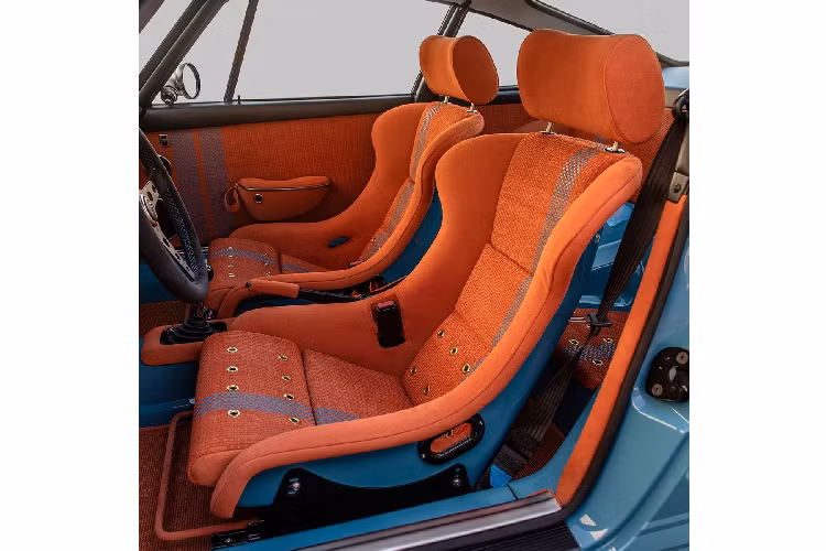 Động cơ này hoạt động phối hợp một hộp số sàn 6 cấp và hệ dẫn động cầu sau, đảm bảo mang tới trải nghiệm lái miễn chê.