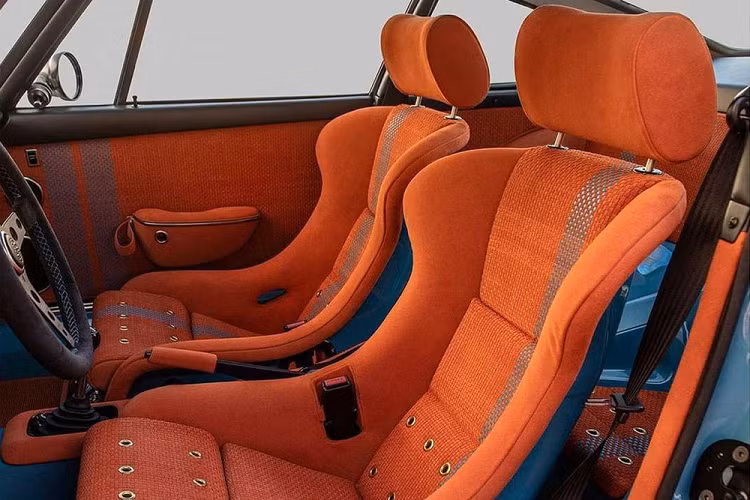 Ngoại thất xe mang một màu xanh mòng két gọi là Perfect Blue, hết sức phù hợp với hình dạng của chiếc 911 cổ điển. Tô điểm lớp sơn là một đường sọc màu lam ở phía trước, phía sau và hai bên sườn xe, cộng thêm dòng chữ Porsche được hoàn thiện bằng màu cam đậm.