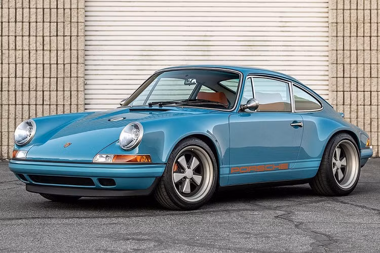 Các mẫu Porsche cổ điển có thể được coi là sẽ không bao giờ hết thời. Thực tế, chúng chỉ có tăng thêm giá trị và danh tiếng theo năm tháng, nhưng những chiếc xe thể thao này đang trở nên “già nua”, với một số trên 60 tuổi, và rất cần trải qua một quá trình phục chế công phu.