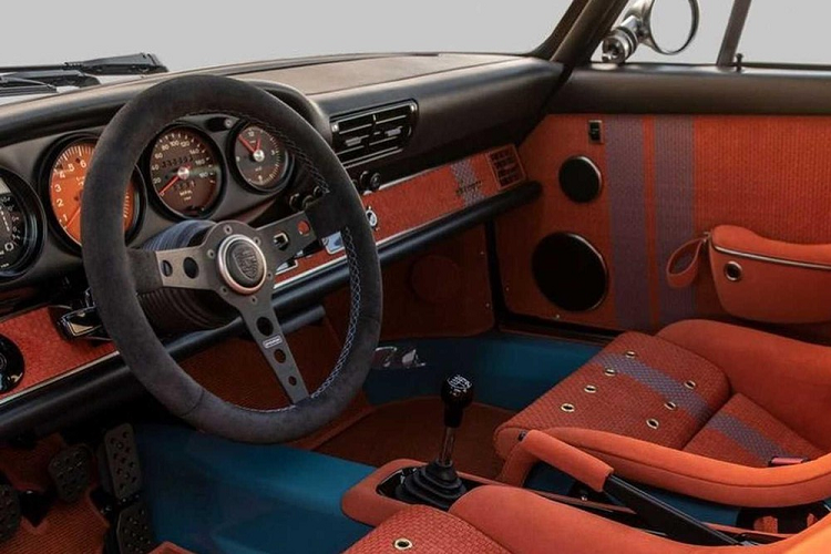 Siêu xe Porsche 911 rõ ràng là lựa chọn ưu thích của mọi nhà sưu tập, và trong những năm qua, chúng ta từng biết đến không ít mẫu xe phục chế ấn tượng, nhưng hiếm có công ty nào làm điều đó tốt hơn Singer Vehicle Design. Đội ngũ Singer không chỉ đơn thuần phục thế Porsche cũ, họ biến đổi hoàn toàn chúng thành những chiếc xe ôtô nghệ thuật tinh tế. Sản phẩm mới nhất của công ty mang tên “Southampton Commission” là một minh chứng khác cho thấy tài năng của họ.