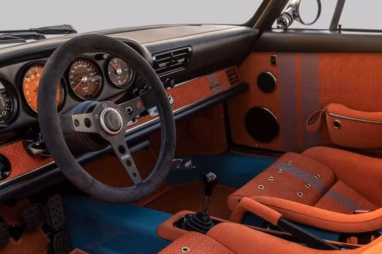 Siêu xe Porsche 911 rõ ràng là lựa chọn ưu thích của mọi nhà sưu tập, và trong những năm qua, chúng ta từng biết đến không ít mẫu xe phục chế ấn tượng, nhưng hiếm có công ty nào làm điều đó tốt hơn Singer Vehicle Design. Đội ngũ Singer không chỉ đơn thuần phục thế Porsche cũ, họ biến đổi hoàn toàn chúng thành những chiếc xe ôtô nghệ thuật tinh tế. Sản phẩm mới nhất của công ty mang tên “Southampton Commission” là một minh chứng khác cho thấy tài năng của họ.