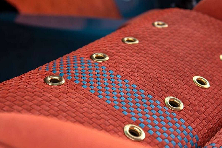 Trên phương diện máy móc, chiếc Porsche 911 “Southampton Commission” này có trang bị một động cơ làm mát bằng khí, 6 xi-lanh phẳng dung tích 4.0 lít bởi Ed Pink Racing Engines, sản sinh công suất 390 mã lực mạnh mẽ.