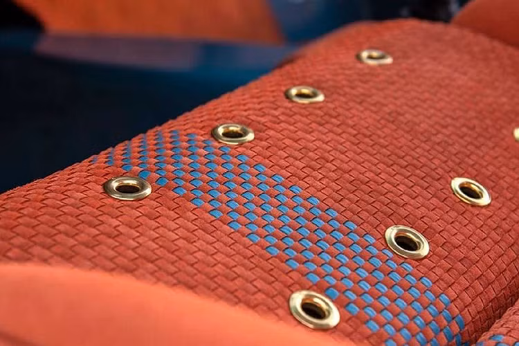 Trên phương diện máy móc, chiếc Porsche 911 “Southampton Commission” này có trang bị một động cơ làm mát bằng khí, 6 xi-lanh phẳng dung tích 4.0 lít bởi Ed Pink Racing Engines, sản sinh công suất 390 mã lực mạnh mẽ.