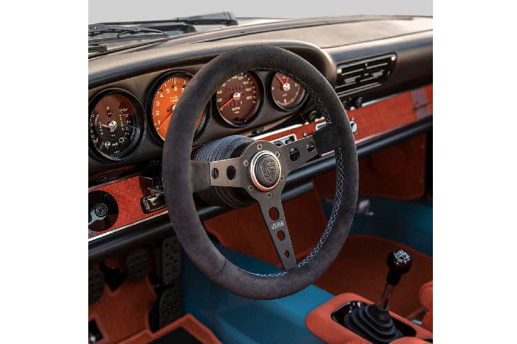 Về phần nội thất, mọi thứ vẫn giữ đúng thời kỳ sản xuất nhưng dĩ nhiên Singer cũng bổ sung một vài trang bị tiện ích để phù hợp tiêu chuẩn ngày nay hơn, ví như điều hòa không khí và hệ thống điều hướng. Cabin có rất nhiều chi tiết bọc da lộn màu cam với sọc caro màu xanh mòng két tương phản như trên ghế ngồi, ốp cửa và mặt táp lô.