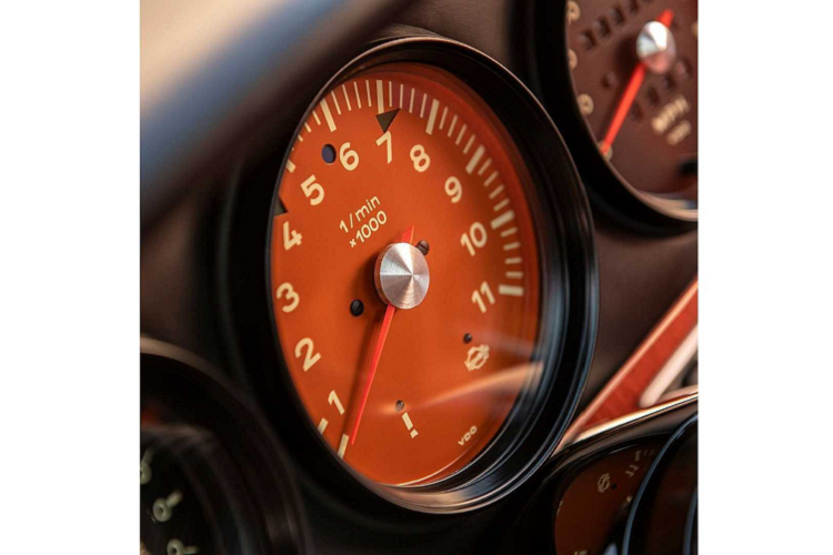 Ở những chỗ khác, chủ nhân của chiếc 911 này đã lựa chọn một bộ la-zăng phong cách Fuchs và kẹp phanh màu cam đậm với dòng chữ trắng tương phản. Ngoài ra, ngoại thất xe còn có sự hiện hữu của nắp bình nhiên liệu và bình dầu giúp gắn kết mọi thứ với nhau đẹp mắt. Theo đúng bản sắc của Singer, tất cả các thay đổi bên ngoài đã được thực hiện với mục tiêu giữ cho mọi thứ trông giống hàng nguyên bản nhất có thể.