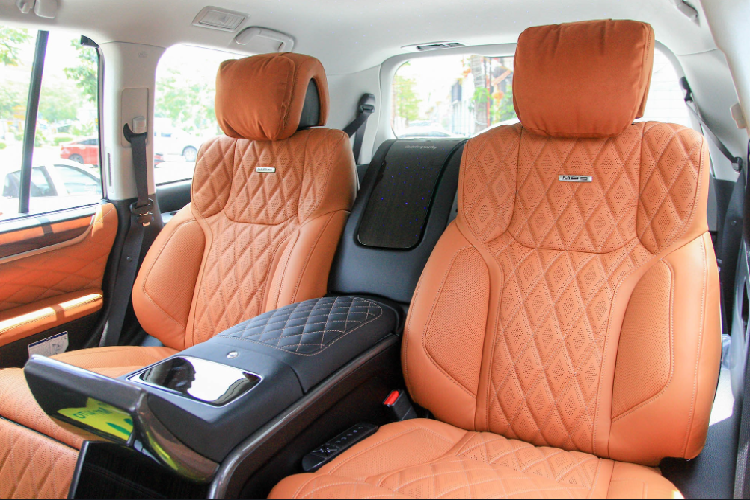 Lược bỏ hàng ghế cuối và chỗ ngồi giữa hàng ghế thứ hai giúp vị trí chủ nhân của LX570 Supersport MBS có không gian rộng rãi hơn đáng kể, được bổ sung bệ đỡ chân. Đáng tiếc, xe không có tủ lạnh. 