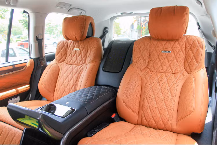 Lược bỏ hàng ghế cuối và chỗ ngồi giữa hàng ghế thứ hai giúp vị trí chủ nhân của LX570 Supersport MBS có không gian rộng rãi hơn đáng kể, được bổ sung bệ đỡ chân. Đáng tiếc, xe không có tủ lạnh. 
