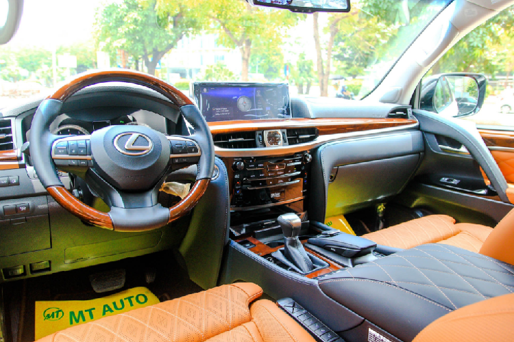 LX570 bản độ MBS còn có những điểm LED gắn trên trần mô phỏng bầu trời sao tương tự các mẫu Rolls-Royce, đi kèm 2 màn hình giải trí 12,3 inch cho hàng ghế sau như nhiều dòng xe sang khác.