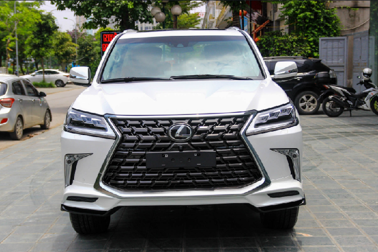 Lexus LX570 Supersport 2021 có thêm chi tiết viền crôm giả ống xả kép ở cản sau. Cốp xe mở 2 cửa và chỉ cửa trên có đóng/mở bằng nút bấm, cửa dưới đóng/mở cơ.