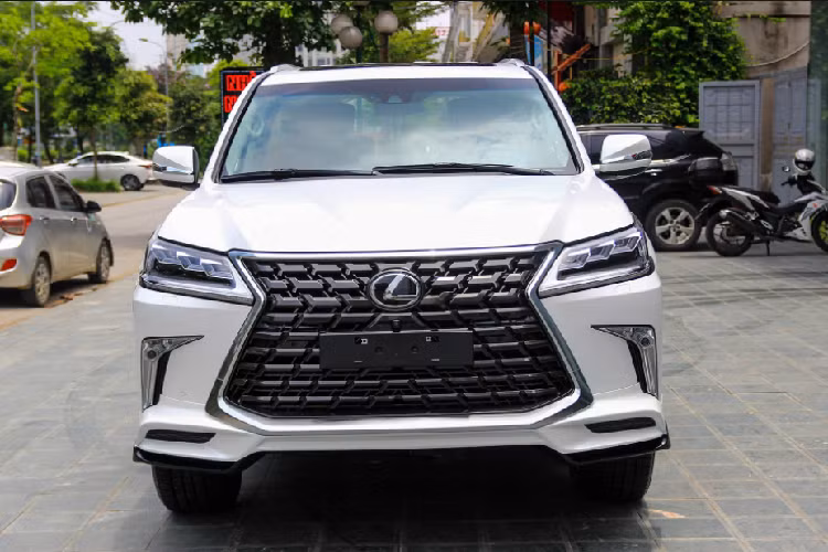 Lexus LX570 Supersport 2021 có thêm chi tiết viền crôm giả ống xả kép ở cản sau. Cốp xe mở 2 cửa và chỉ cửa trên có đóng/mở bằng nút bấm, cửa dưới đóng/mở cơ.
