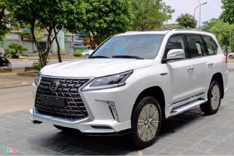 Lexus LX570 hạng sang không còn xa lạ ở phân khúc xe sang tại Việt Nam, bên cạnh các lựa chọn SUV cỡ lớn như BMW X7 hay Mercedes GLS. Chiếc LX570 2021 trong bài được một đại lý tư nhân nhập khẩu từ Trung Đông, thuộc phiên bản Supersport với gói độ từ MBS - hãng tùy biến gắn liền với những bản độ Toyota Land Cruiser và Lexus LX570. 