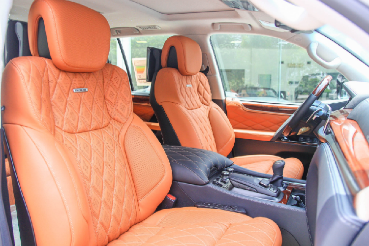 Khoang lái LX570 Supersport 2021 được ốp gỗ ở tay lái, bảng táp-lô. Các thao tác chỉnh điều hoà, tăng/giảm âm lượng vẫn thực hiện thông qua phím bấm vật lý. Màn hình giải trí 12,3 inch kèm bản đồ, sử dụng bàn rê cảm ứng. Xe có dàn âm thanh Mark Levinson và hộc để đồ trung tâm với tính năng làm lạnh.