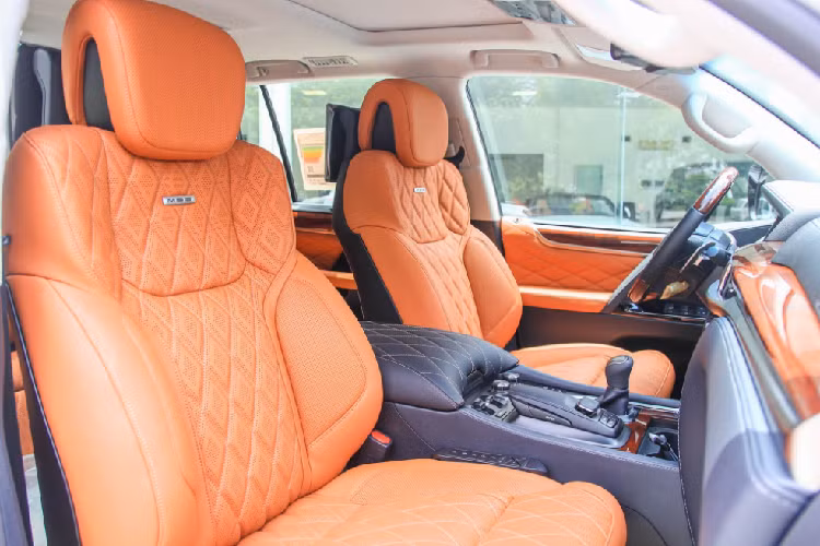 Khoang lái LX570 Supersport 2021 được ốp gỗ ở tay lái, bảng táp-lô. Các thao tác chỉnh điều hoà, tăng/giảm âm lượng vẫn thực hiện thông qua phím bấm vật lý. Màn hình giải trí 12,3 inch kèm bản đồ, sử dụng bàn rê cảm ứng. Xe có dàn âm thanh Mark Levinson và hộc để đồ trung tâm với tính năng làm lạnh.