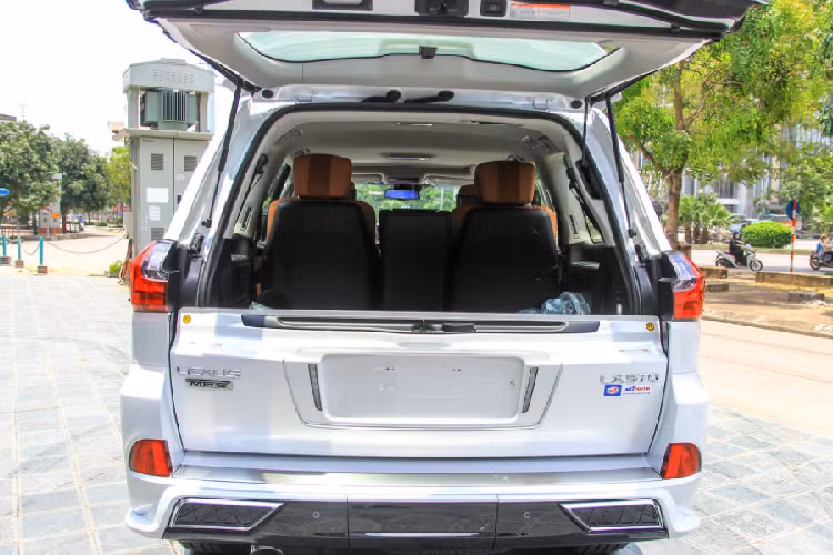 Toàn bộ nội thất bọc da Nappa màu nâu sáng thay cho da semi-aniline trên bản gốc. Hệ thống ghế được thay mới hoàn toàn, tích hợp sưởi, làm mát và massage cho từng ghế. 