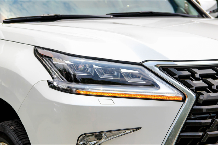 Xe có la-zăng 21 inch, cụm đèn pha sắc mảnh, đèn định vị tạo hình móc câu đặc trưng của Lexus. Toàn bộ hệ thống đèn dùng công nghệ LED. 