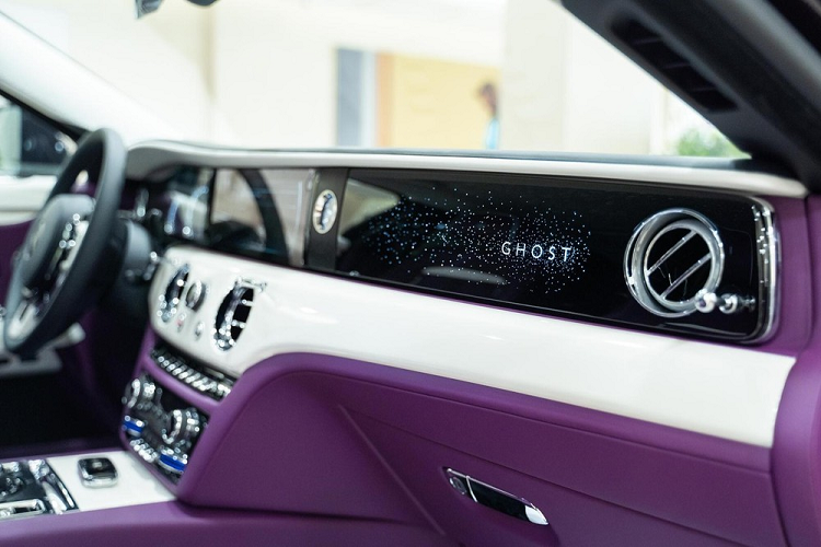 Bên trong khoang lái của Rolls-Royce Ghost 2021 có điểm nhấn chính là chi tiết trang trí hoàn toàn mới có tên Illuminated Fascia. Về cơ bản, đây là "bầu trời sao" nằm trong mặt táp-lô, thành quả sau 2 năm và hơn 10.000 giờ lao động của các kỹ sư của hãng Rolls-Royce. Được đặt trong mặt táp-lô ở vị trí trước mặt ghế phụ lái, Illuminated Fascia đi kèm logo "Ghost" phát sáng nằm giữa hơn 850 "ngôi sao".