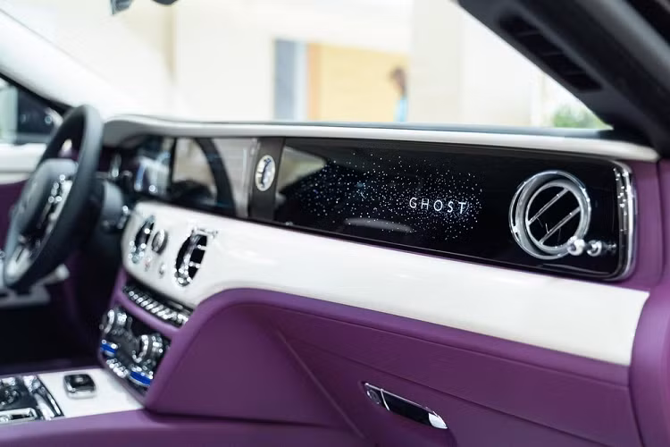 Bên trong khoang lái của Rolls-Royce Ghost 2021 có điểm nhấn chính là chi tiết trang trí hoàn toàn mới có tên Illuminated Fascia. Về cơ bản, đây là "bầu trời sao" nằm trong mặt táp-lô, thành quả sau 2 năm và hơn 10.000 giờ lao động của các kỹ sư của hãng Rolls-Royce. Được đặt trong mặt táp-lô ở vị trí trước mặt ghế phụ lái, Illuminated Fascia đi kèm logo "Ghost" phát sáng nằm giữa hơn 850 "ngôi sao".