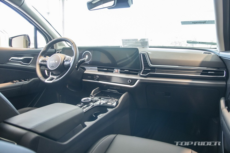 Trước đó, Kia Sportage 2022 từng gây ấn tượng khi được 16.078 người đặt mua ngay trong ngày mở cọc đầu tiên. Đây là lượng đơn đặt cọc dành cho một mẫu SUV cao thứ 2 tại thị trường Hàn Quốc, chỉ sau Kia Sorento thế hệ thứ 4 (18.941 đơn). Đồng thời, Kia Sportage 2022 cũng là mẫu xe có lượng đơn đặt cọc trong ngày đầu tiên mở bán cao nhất phân khúc SUV cỡ C ở xứ sở kim chi.