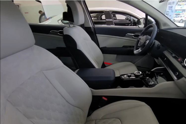 Ở những bản cao cấp, mẫu SUV cỡ C này được trang bị núm xoay chuyển số mới trên cụm điều khiển trung tâm, camera hành trình tích hợp sẵn trên xe, cửa sổ trời toàn cảnh Panorama, hệ thống âm thanh Krell cao cấp, ghế bọc da/da lộn khâu trần và bộ bàn đạp bằng kim loại. Ở những bản cao cấp, mẫu SUV cỡ C này được trang bị núm xoay chuyển số mới trên cụm điều khiển trung tâm, camera hành trình tích hợp sẵn trên xe, cửa sổ trời toàn cảnh Panorama, hệ thống âm thanh Krell cao cấp, ghế bọc da/da lộn khâu trần và bộ bàn đạp bằng kim loại.