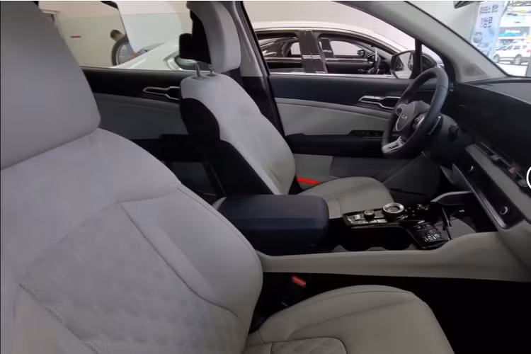 Ở những bản cao cấp, mẫu SUV cỡ C này được trang bị núm xoay chuyển số mới trên cụm điều khiển trung tâm, camera hành trình tích hợp sẵn trên xe, cửa sổ trời toàn cảnh Panorama, hệ thống âm thanh Krell cao cấp, ghế bọc da/da lộn khâu trần và bộ bàn đạp bằng kim loại. Ở những bản cao cấp, mẫu SUV cỡ C này được trang bị núm xoay chuyển số mới trên cụm điều khiển trung tâm, camera hành trình tích hợp sẵn trên xe, cửa sổ trời toàn cảnh Panorama, hệ thống âm thanh Krell cao cấp, ghế bọc da/da lộn khâu trần và bộ bàn đạp bằng kim loại.