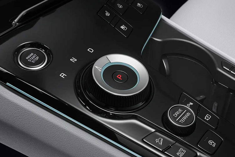 Ngoài ra, xe còn có phiên bản Gravity với cản va hầm hố hơn, thanh ba-bô-lê bên sườn và baga nóc riêng. Bên trong Kia Sportage 2022 là không gian nội thất hiện đại với màn hình cong cỡ lớn trên mặt táp-lô, kết hợp giữa màn hình của bảng đồng hồ kỹ thuật số và màn hình thông tin giải trí. Cả hai màn hình này đều có kích thước 12 inch.