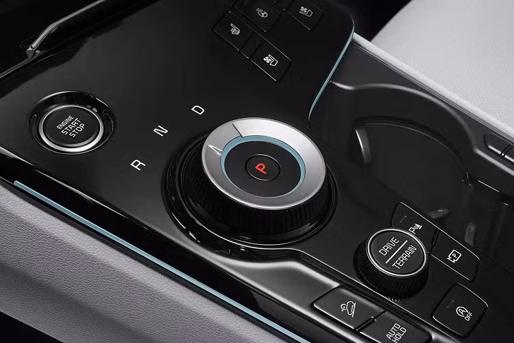 Ngoài ra, xe còn có phiên bản Gravity với cản va hầm hố hơn, thanh ba-bô-lê bên sườn và baga nóc riêng. Bên trong Kia Sportage 2022 là không gian nội thất hiện đại với màn hình cong cỡ lớn trên mặt táp-lô, kết hợp giữa màn hình của bảng đồng hồ kỹ thuật số và màn hình thông tin giải trí. Cả hai màn hình này đều có kích thước 12 inch.