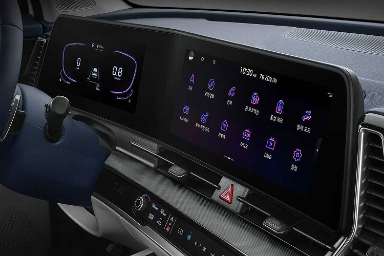 Có được điều đó là nhờ những thay đổi đáng kể của mẫu SUV cỡ C này. Ở thế hệ mới, Kia Sportage sở hữu thiết kế ngoại thất táo bạo và nội thất công nghệ cao. Được áp dụng ngôn ngữ thiết kế mới mang tên Opposites United, mẫu SUV cỡ C này có lưới tản nhiệt "mũi hổ" cỡ lớn, dải đèn LED định vị ban ngày hình boomerang bắt mắt, đèn pha Matrix LED, nóc xe màu đen, đường vai xe mạ crôm kéo dài lên cột D, 7 loại vành với đường kính từ 17 - 19 inch và cụm đèn hậu LED nối liền với nhau.