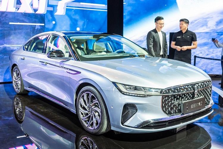 Đúng như truyền thống của phân khúc xe hạng sang, tinh hoa của Lincoln Zephyr 2022 đều nằm trong nội thất. Tại đây, chúng ta sẽ bắt gặp điểm nhấn đáng chú ý nhất là màn hình kéo dài hết mặt táp-lô nhằm đáp ứng nhu cầu của giới trẻ. Màn hình này bao gồm bảng đồng hồ kỹ thuật số với màn hình 12,3 inch và màn hình cảm ứng 27 inch dành cho cả người lái lẫn hành khách.