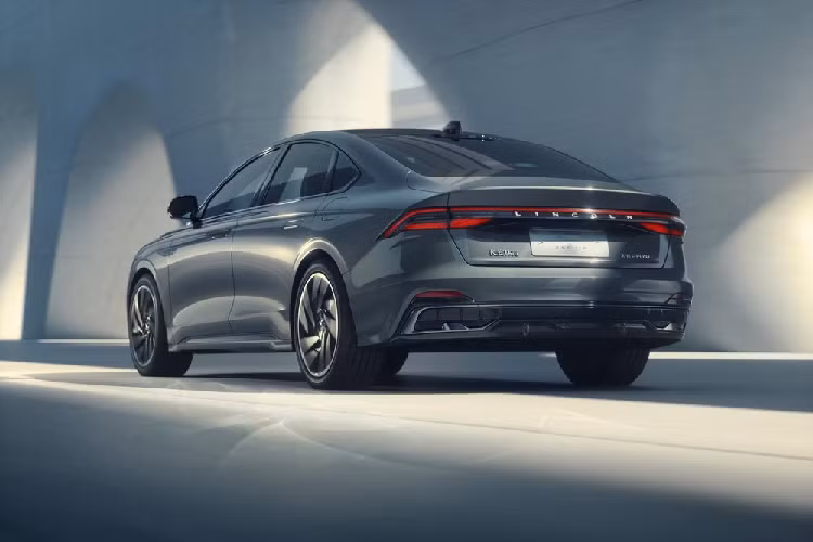 Cuối cùng là 4 chế độ thư giãn trong nội thất, hệ thống nước hoa kỹ thuật số và hệ thống đèn viền 128 màu. Nằm bên dưới nắp ca-pô của Lincoln Zephyr 2022 là khối động cơ xăng 4 xi-lanh, dung tích 2.0L, sản sinh công suất tối đa 235 mã lực. Động cơ này kết hợp với hộp số tự động 8 cấp.