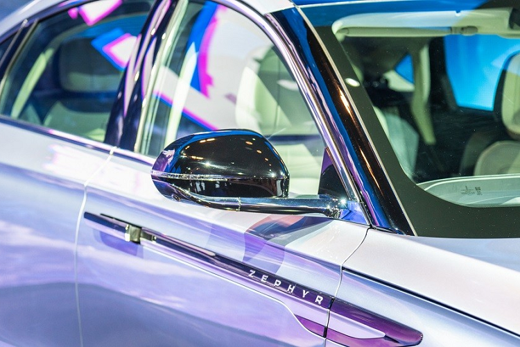 Ở bên sườn, Lincoln Zephyr 2022 đi kèm nẹp trang trí sau chắn bùn trước, tích hợp tên xe. Theo hãng Lincoln, chi tiết này cho thấy đây là mẫu sedan hướng đến thiết kế thể thao và trẻ trung. Trong khi đó, ốp gương ngoại thất sơn màu đen và tay nắm cửa có thể bật lên/thụt xuống cũng hứa hẹn giúp Lincoln Zephyr 2022 thu hút nhiều khách hàng trẻ hơn.