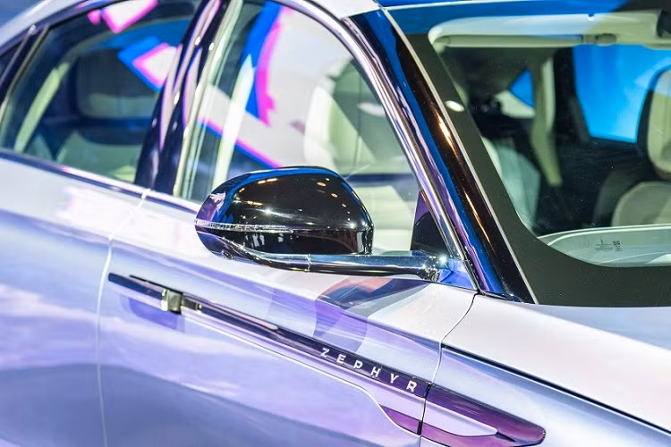 Ở bên sườn, Lincoln Zephyr 2022 đi kèm nẹp trang trí sau chắn bùn trước, tích hợp tên xe. Theo hãng Lincoln, chi tiết này cho thấy đây là mẫu sedan hướng đến thiết kế thể thao và trẻ trung. Trong khi đó, ốp gương ngoại thất sơn màu đen và tay nắm cửa có thể bật lên/thụt xuống cũng hứa hẹn giúp Lincoln Zephyr 2022 thu hút nhiều khách hàng trẻ hơn.